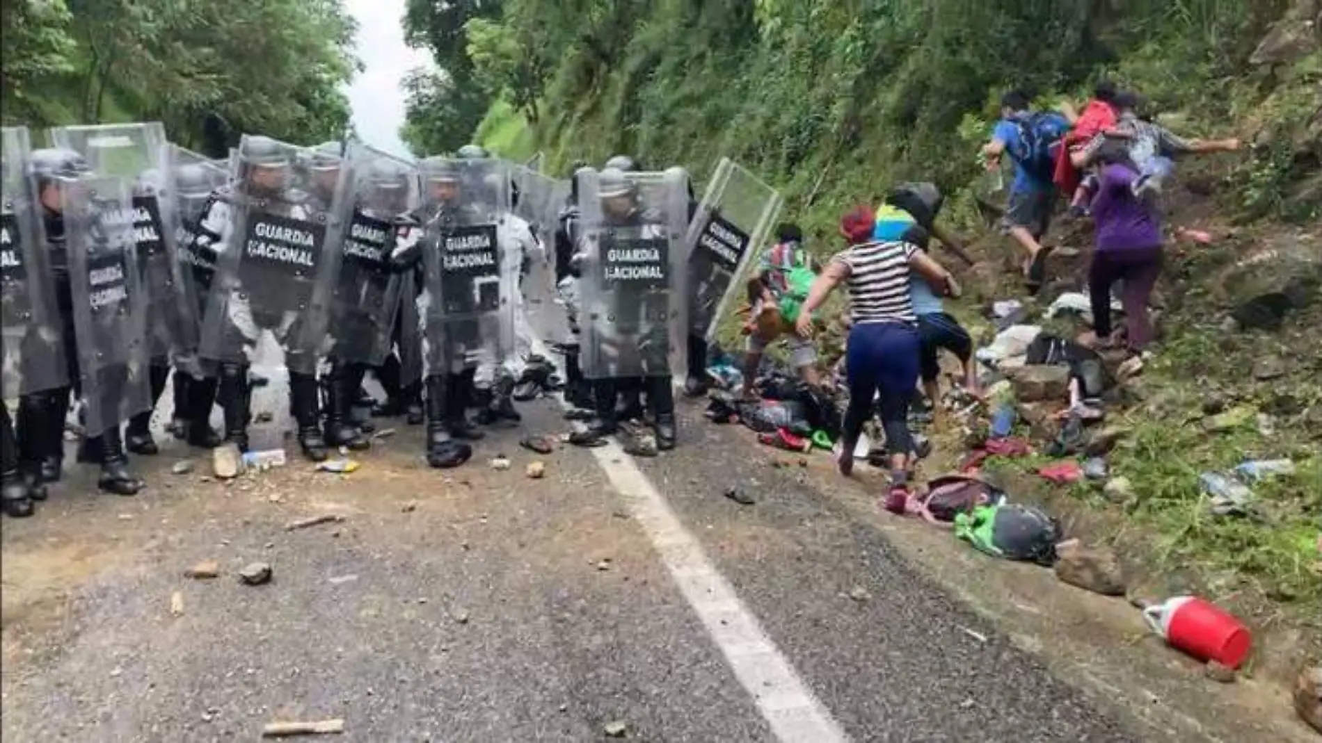 choque entre caravana y migrantes 1